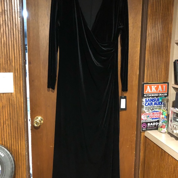 LUXURIOUS VELVET FULL LENGTH PLUS SIZE GOWN - Picture 7 of 16